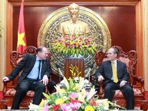 越南国会主席阮生雄会见美国友邦保险首席执行官